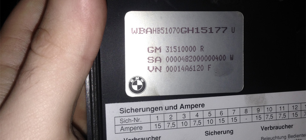 Блок предохранителей BMW E34 - расположение наклейки с ZCS кодами (GM, SA, VN)