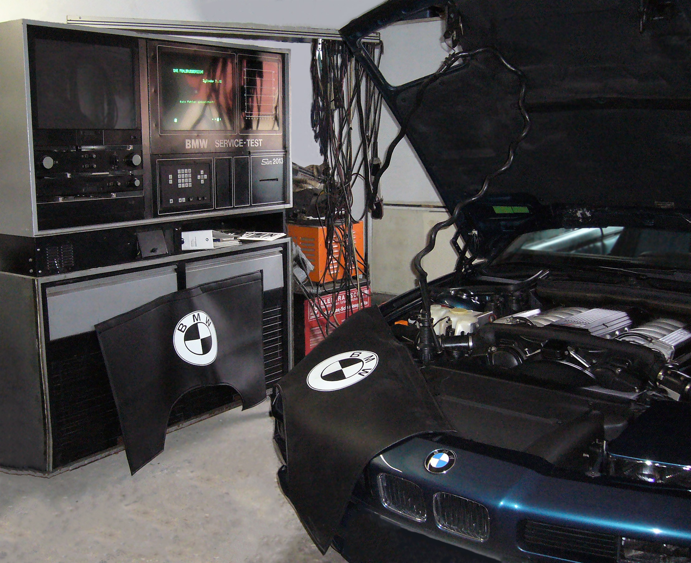 Вид изнутри системы BMW Service-Test Sun 2013: разъёмы и аппаратная часть для диагностического протокола ADS