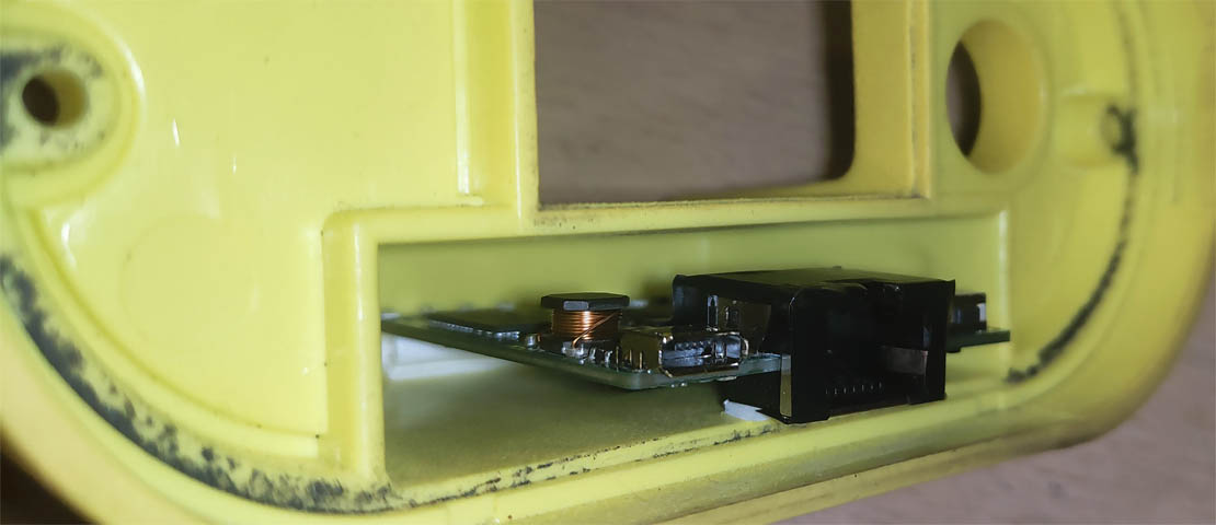 Финальное крепление роутера внутри EDIC с помощью пенопласта