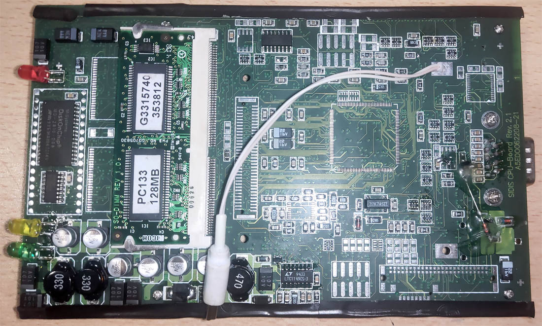 Завершённое подключение питания на обратной стороне платы клона